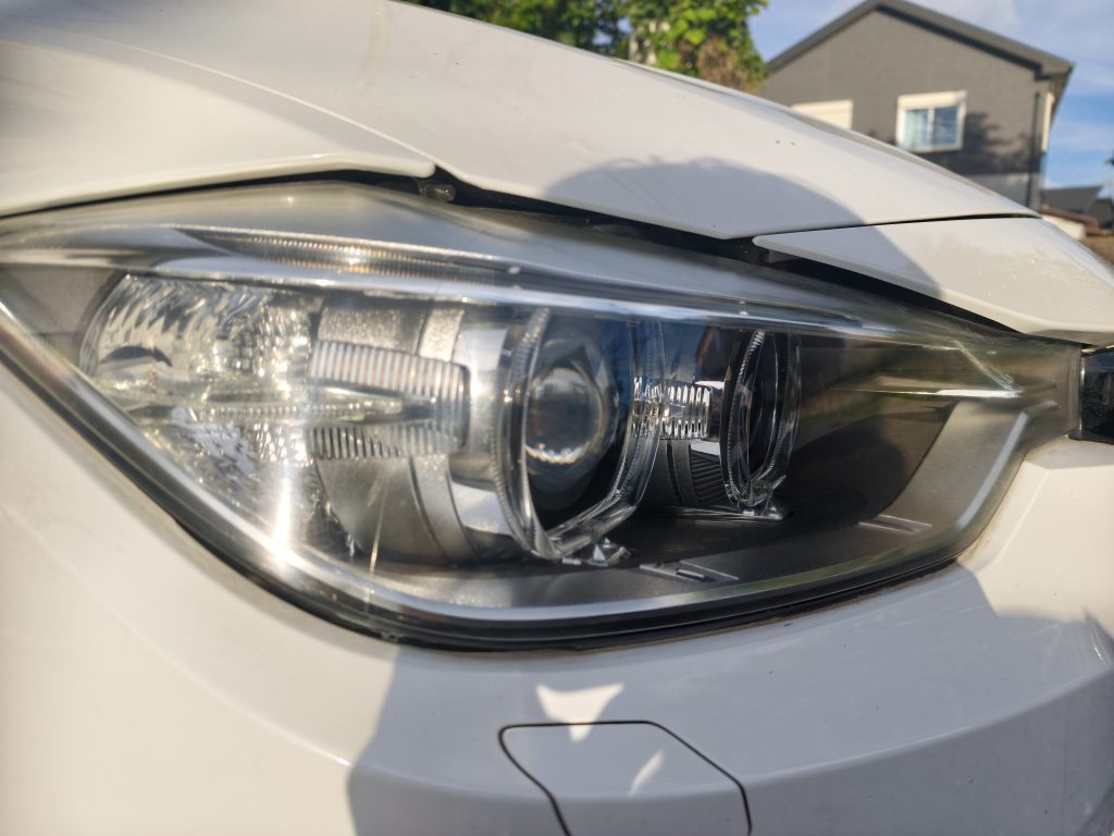 研磨してクリアになったBMW F30のヘッドライト