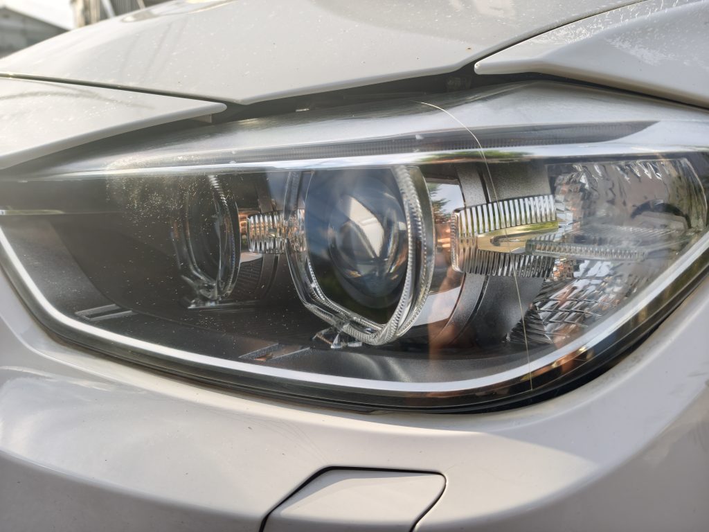 ポリッシャーとコンパウンドで曇り取りをしたBMWのヘッドライト
