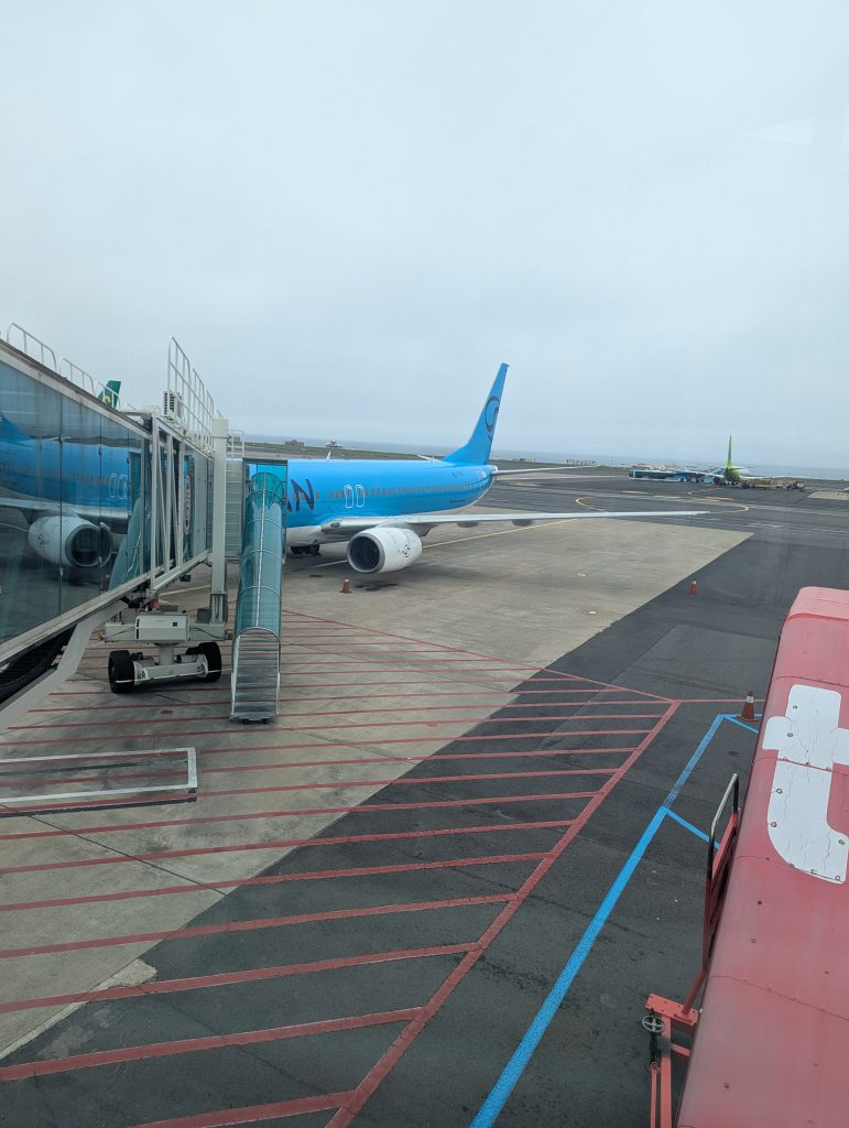 済州国際空港で帰国の出発を待つ飛行機