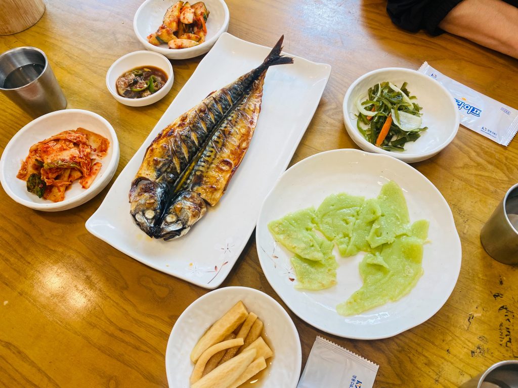 済州島のアワビ専門店「제주따이(チェジュタイ)」でサービスされるサバの塩焼きとおかず