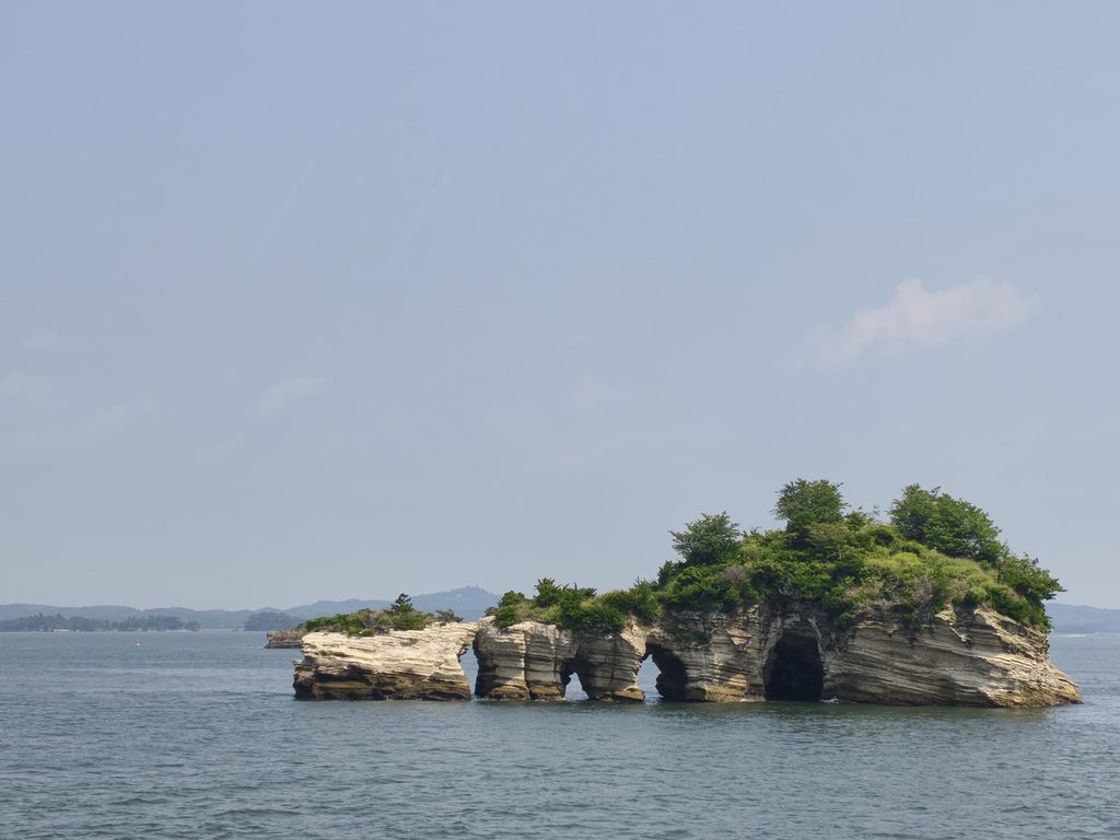 松島遊覧船（政宗コース）から見た4つの穴が特徴的な鐘島
