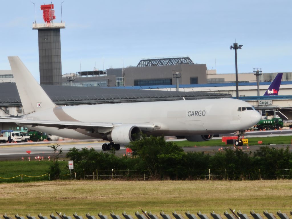 成田空港に飛来した、胴体に「CARGO」とだけ描かれた珍しい真っ白なデザインの貨物機