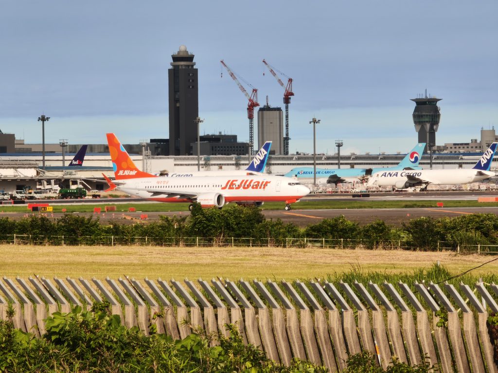 成田空港を移動する、オレンジ色のデザインがポップで可愛らしいチェジュ航空の飛行機