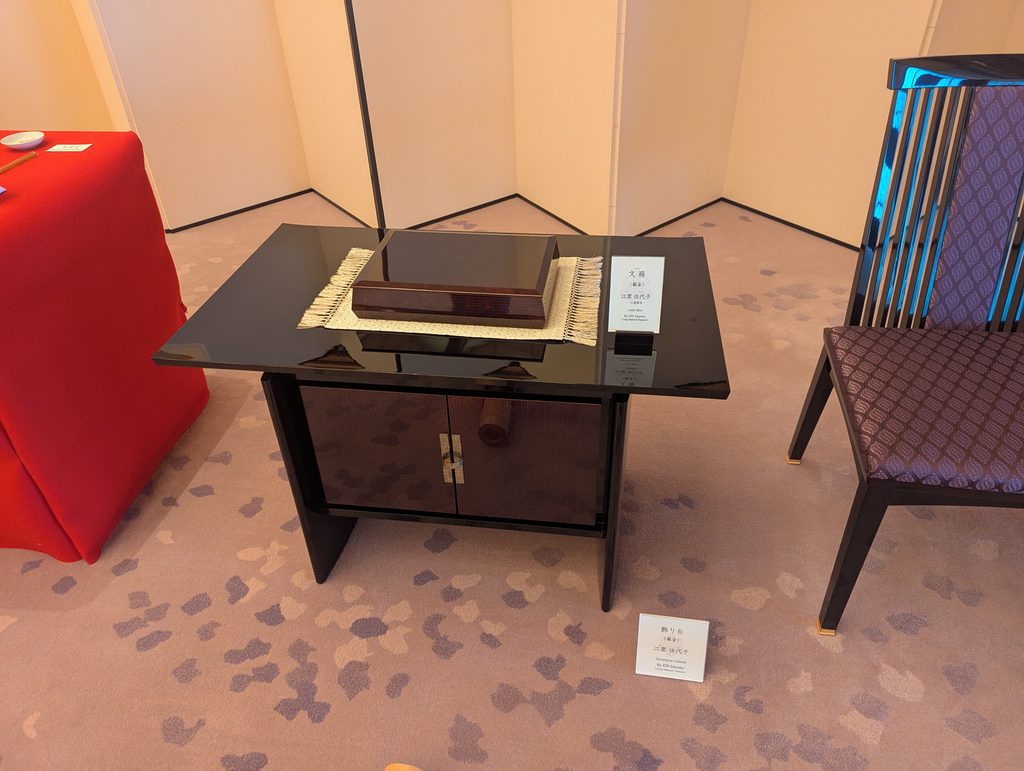 京都迎賓館にある人間国宝・江里佐代子作の截金（きりかね）技法を用いた美しい文箱と飾台
