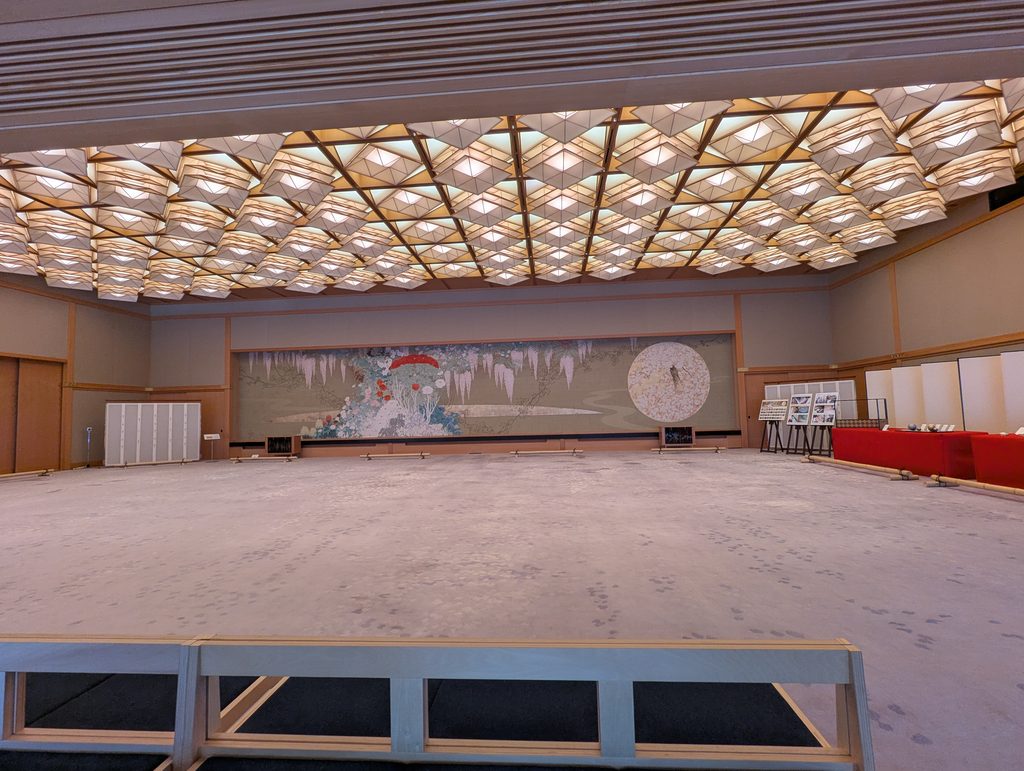 京都迎賓館で最大の晩餐室「藤の間」。立体的な格子光天井と美しい藤の花が描かれた緞通（絨毯）