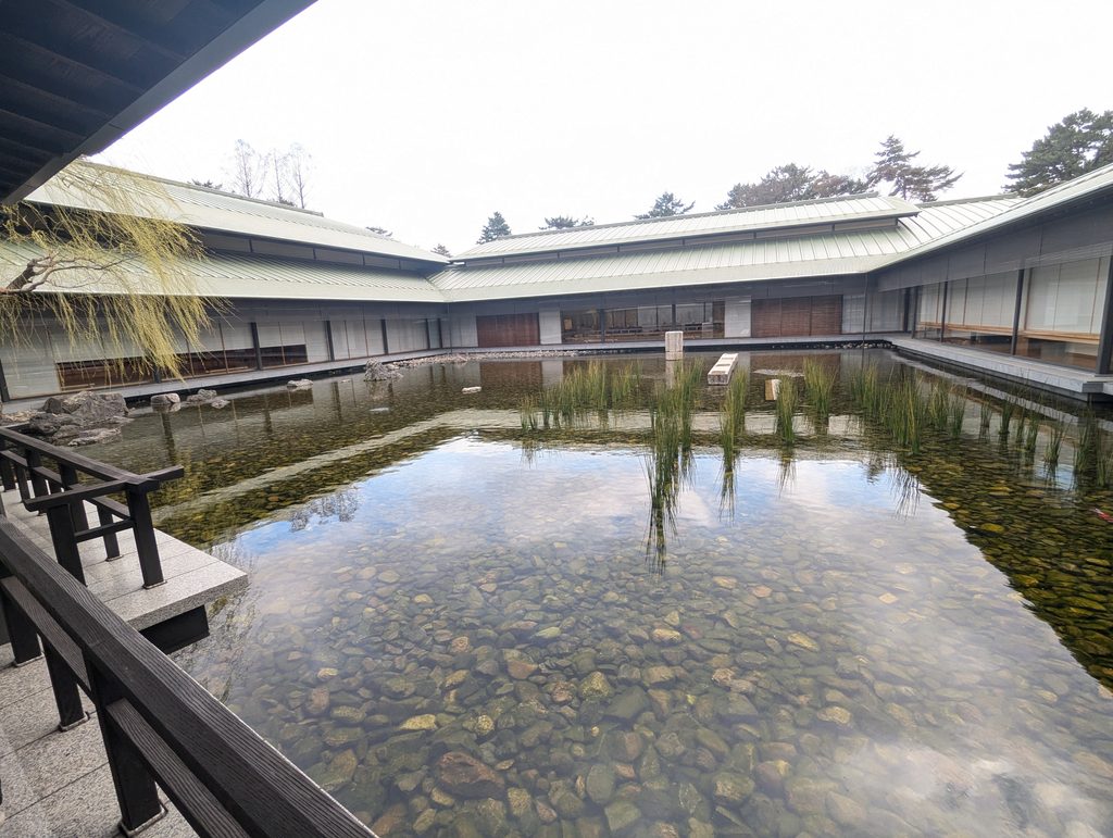 庭屋一如のコンセプトを体現する京都迎賓館の美しい池泉庭園と、水鏡に映る回廊