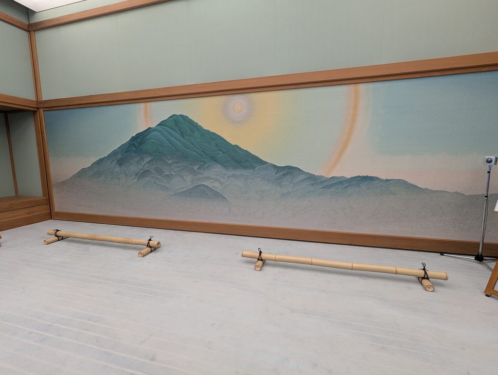 京都迎賓館「夕映の間」の壁面に飾られた西陣織の綴織り作品「愛宕夕照」
