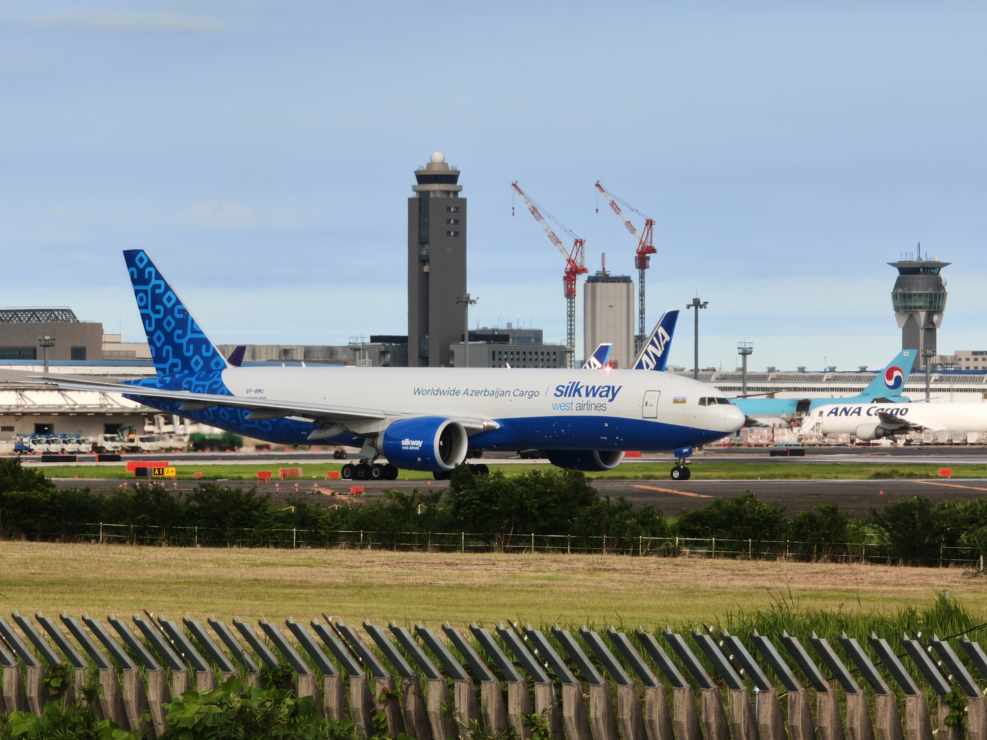 成田空港を移動するアゼルバイジャンの貨物機、シルクウェイ・ウエスト航空（ボーイング777F）の大迫力な横からの写真