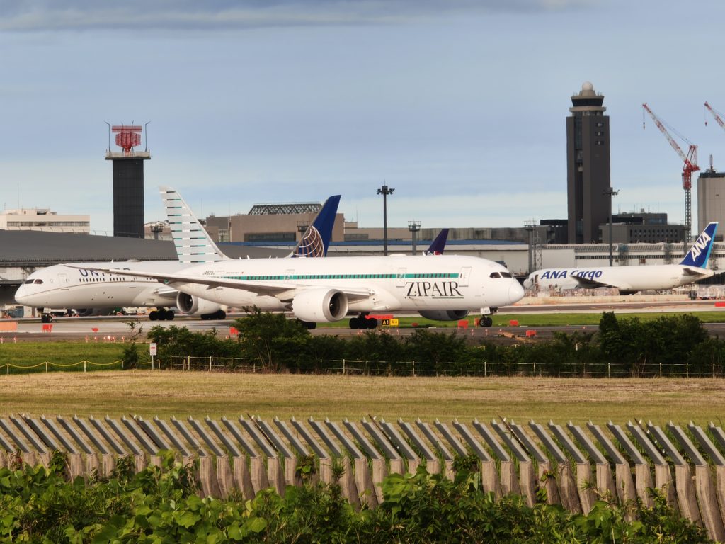 成田空港を移動中のZIPAIR（ジップエア）。さくらの山公園から撮影した日本のLCC機体
